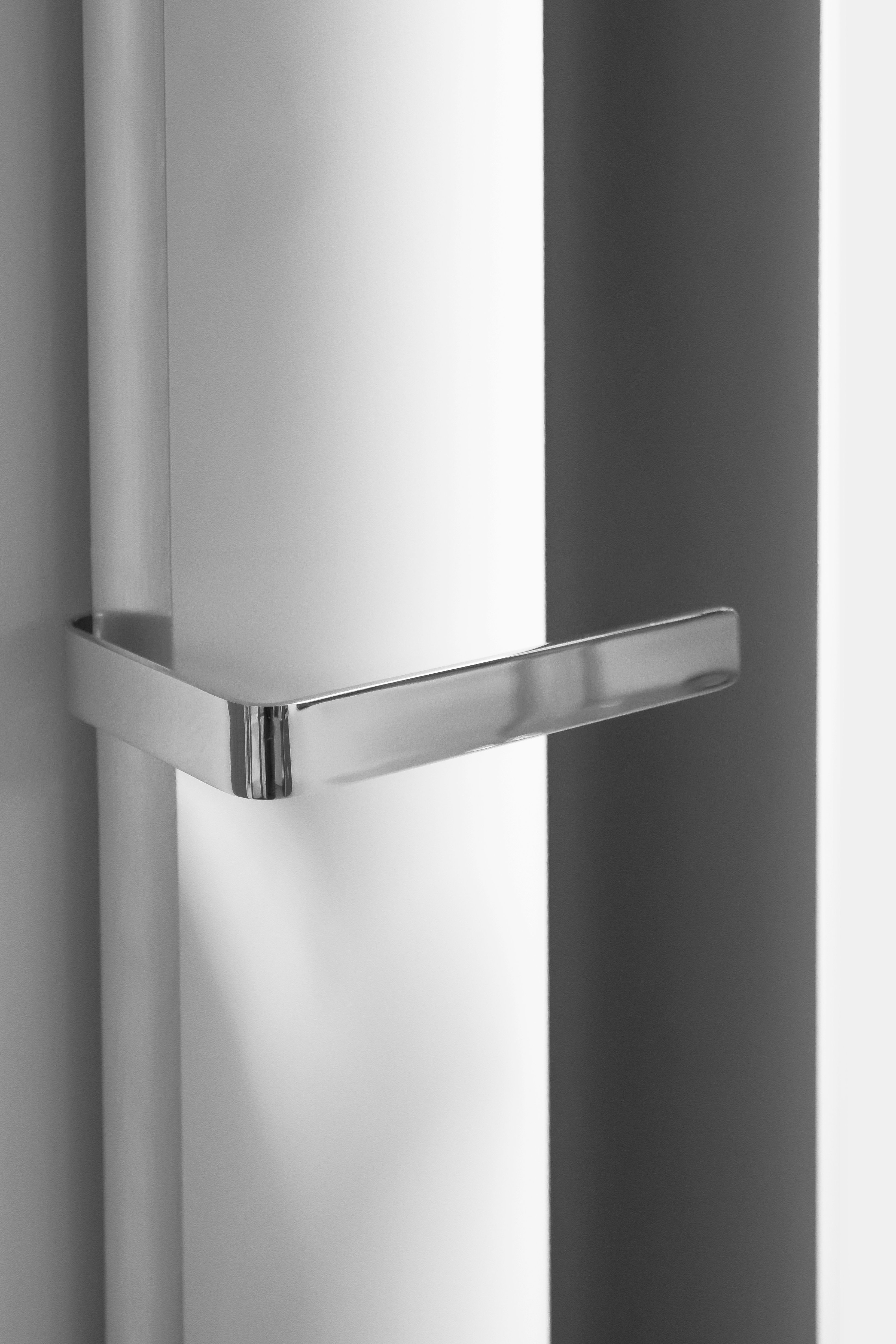 Designový radiátor CLOUD Vertical 400 x 1600/1800 x 200, na zeď, bílá/antracit jmená struktura