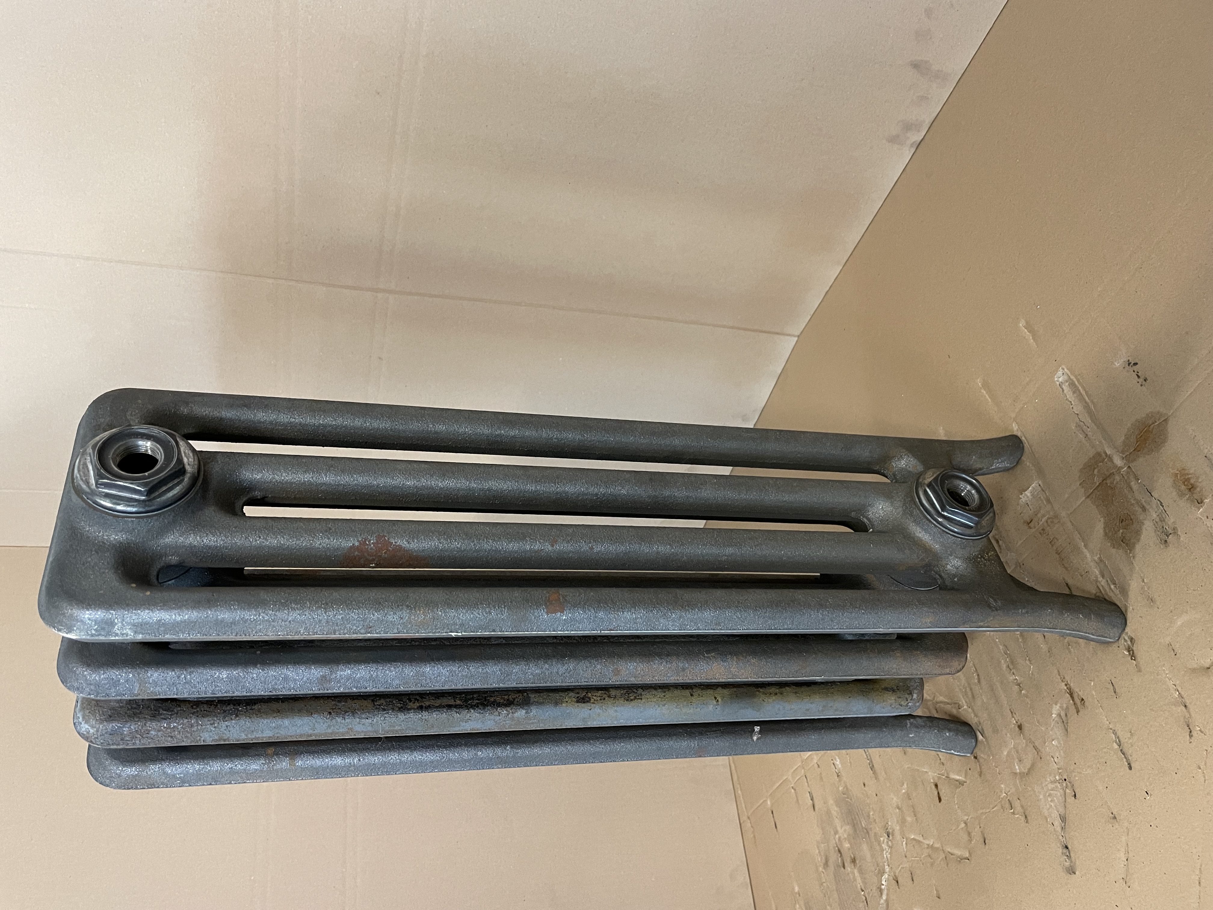 Litinový raidátor Milford 4/580-04čl., 265 x 650 x 160mm, na zem, surový