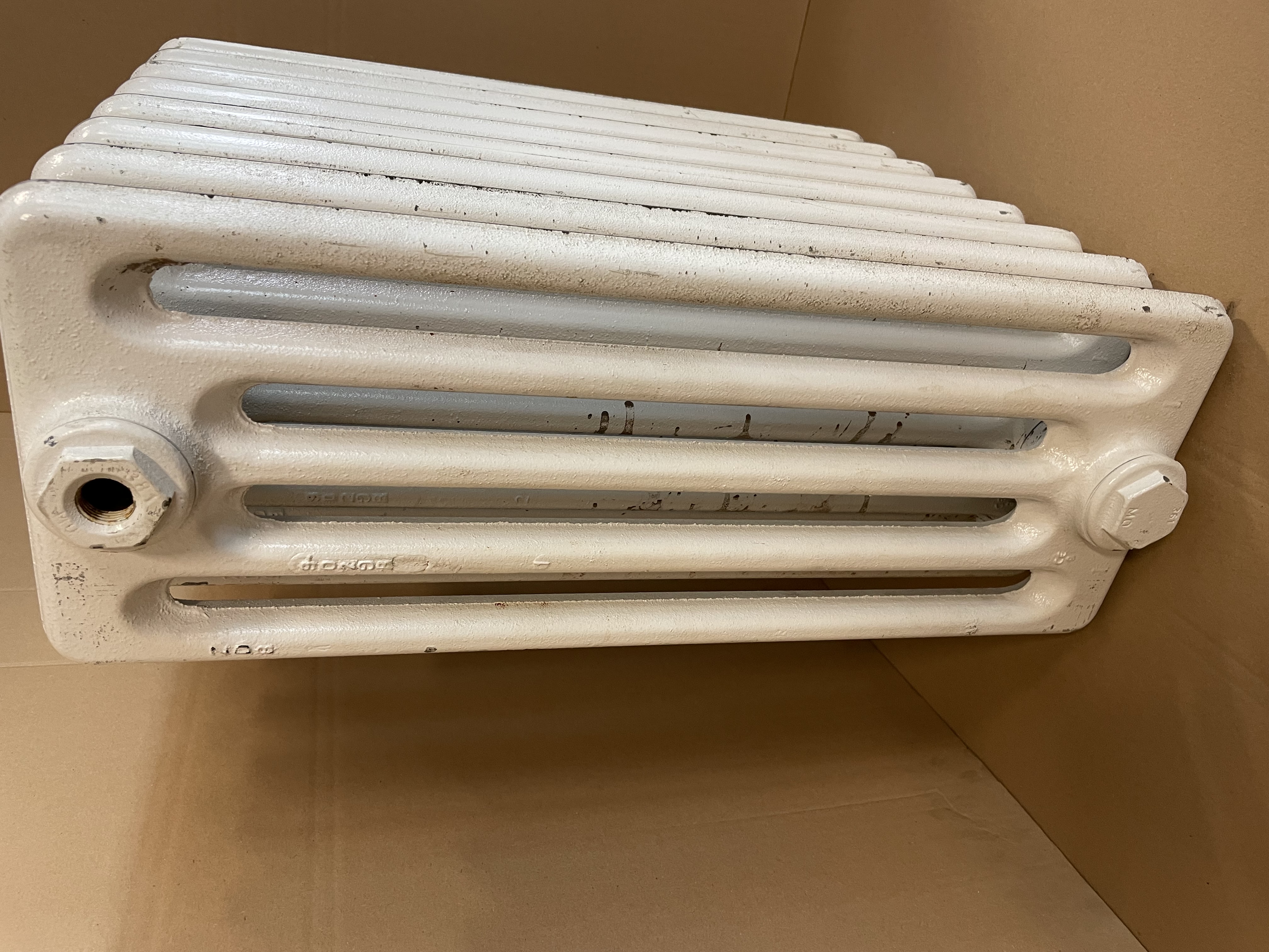 Litinový raidátor Milford 5/580-08čl., 505 x 580 x 220mm, na zeď, bílý základ/surový