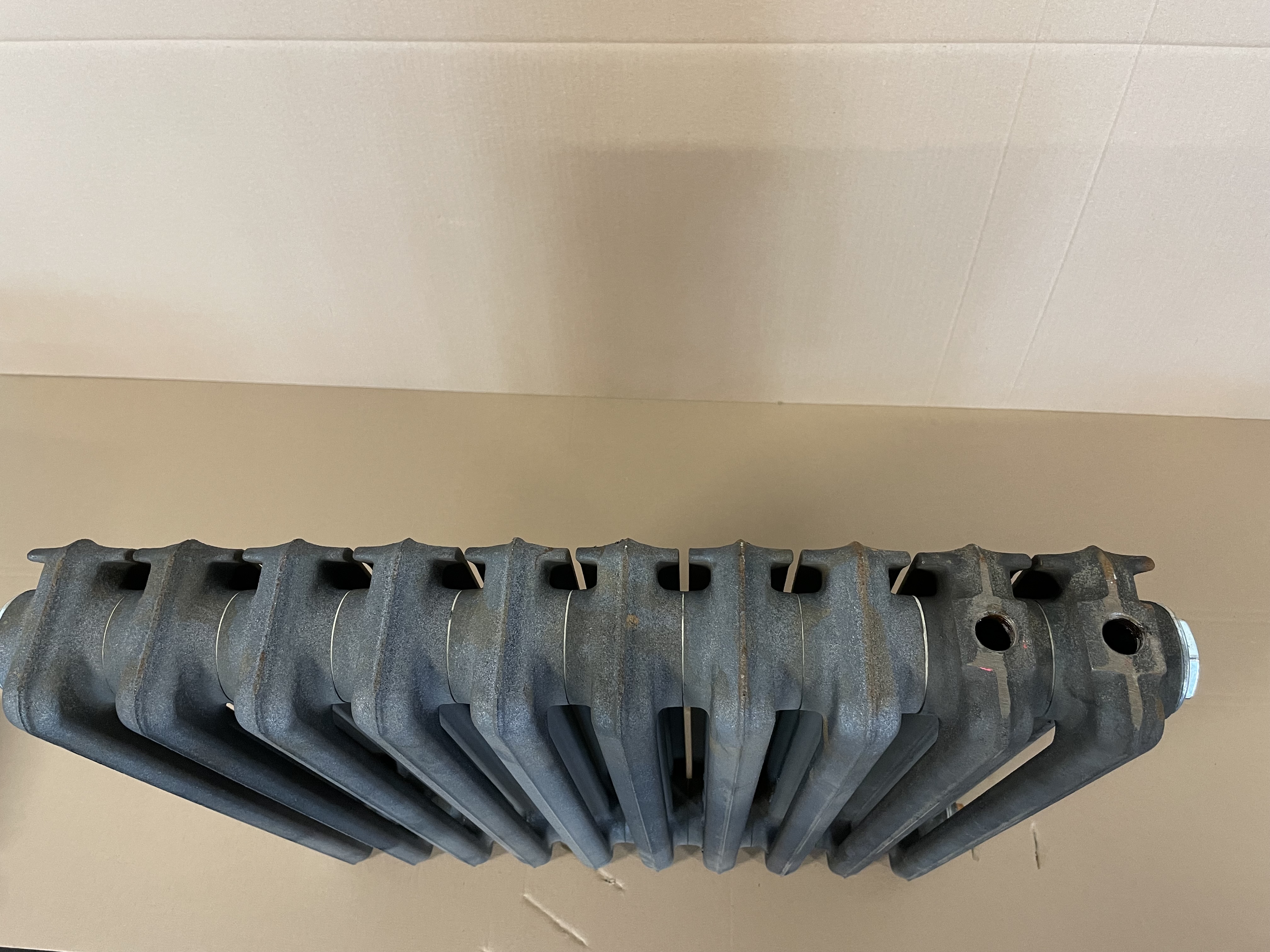 Litinový raidátor Milford 3/580-10čl., 625 x 580 x 110mm, s termovložkou, na zeď, surový