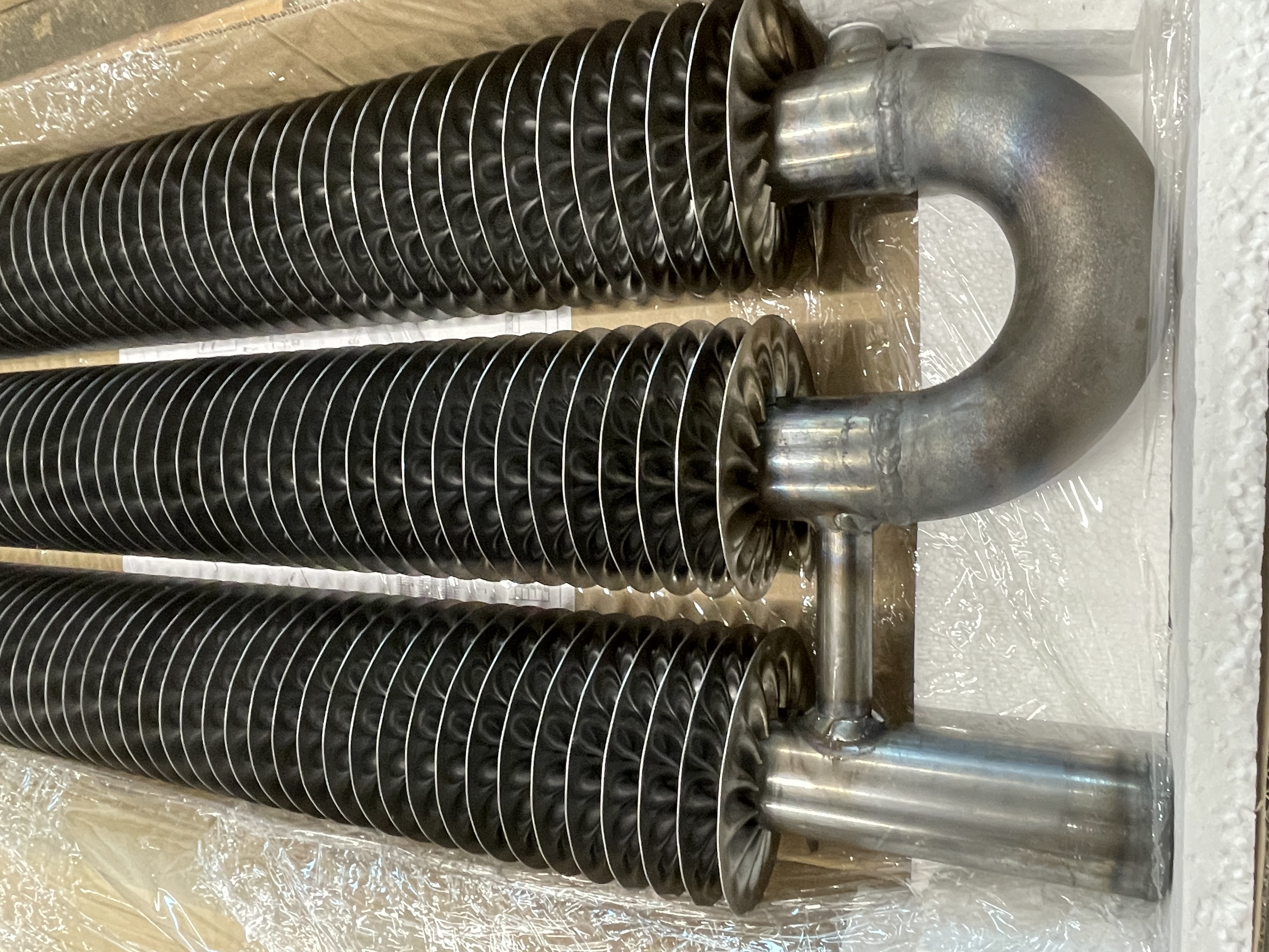 Radiator SPIRALIX Horizontal RAO3 57/137, L=4000mm, NA ZEĎ, RAL 7022 šedá Old-Grey