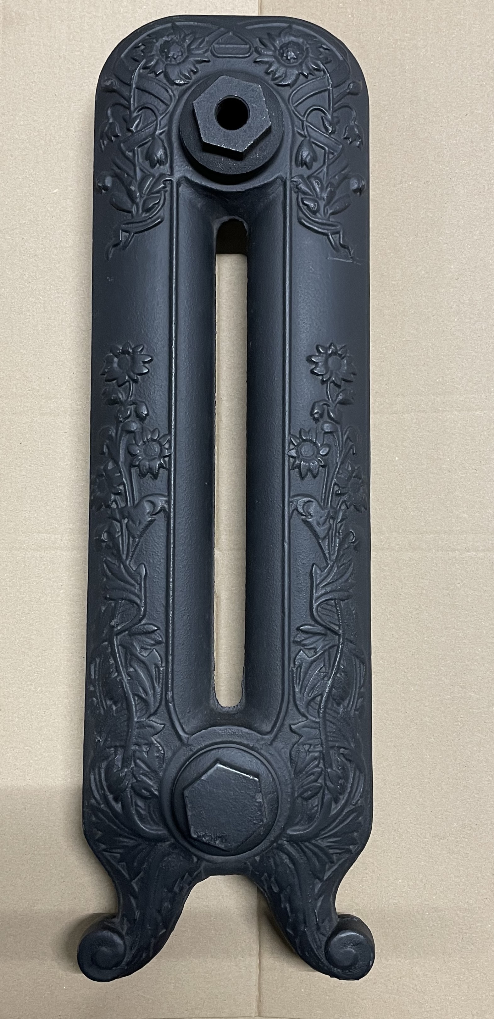 Litinový radiator Sunflower 590-10čl. 680 x 590 x 180 na zem, RAL Black Primer