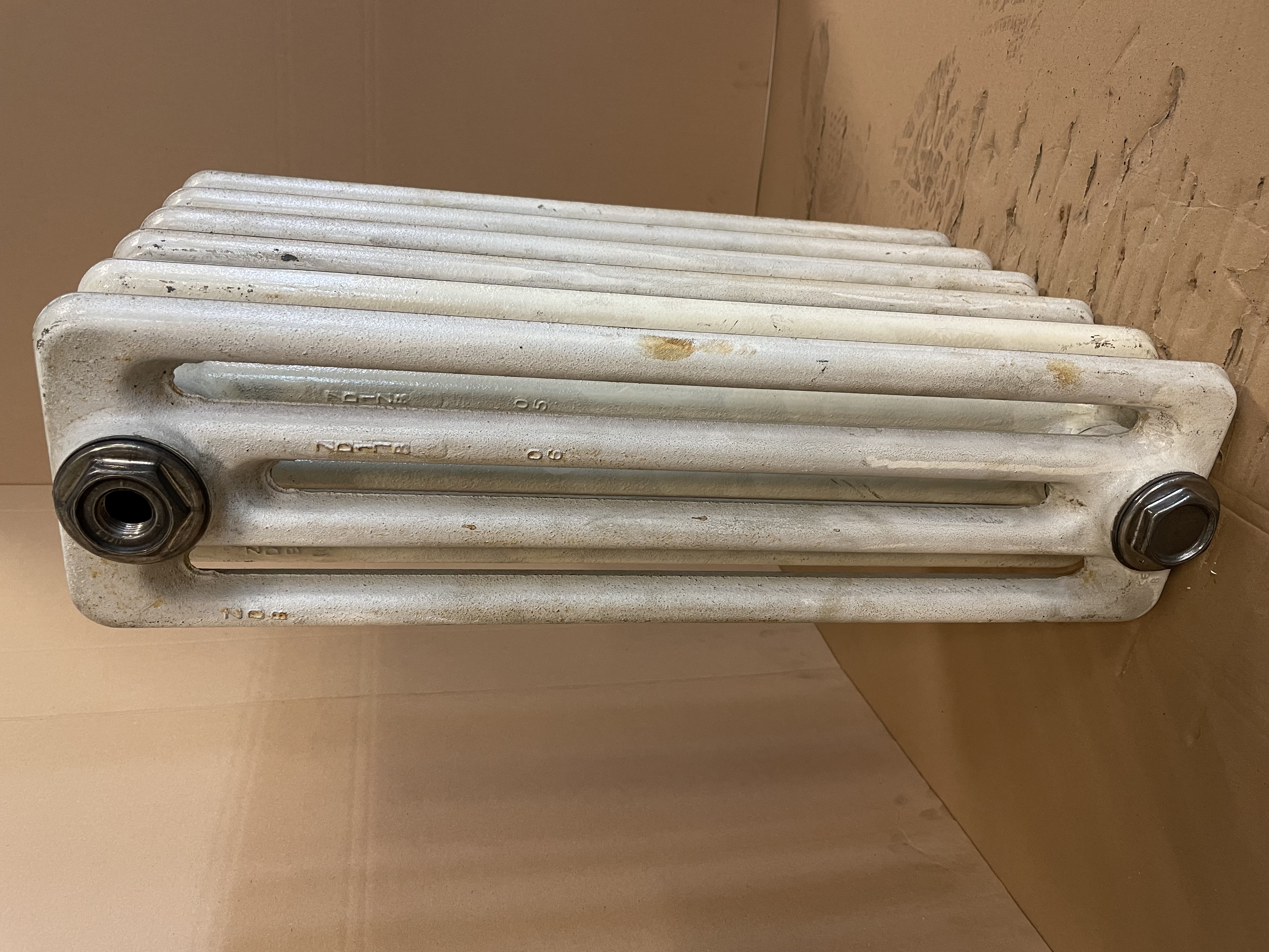 Litinový raidátor Milford 4/580-06čl., 385 x 580 x 160mm, na zeď, bílý základ/surový