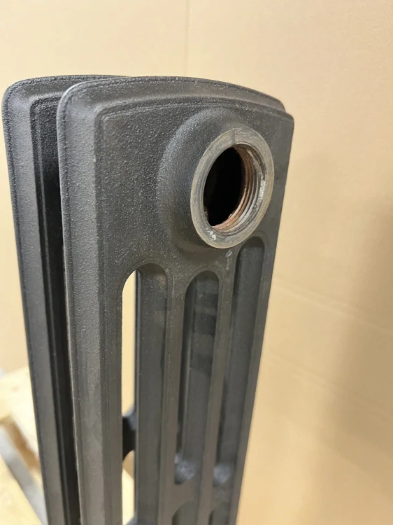 Litinový radiátor Biaxo 4/600 článek 60 x 600/660 x 144mm, na zem/na zeď, černá struktura