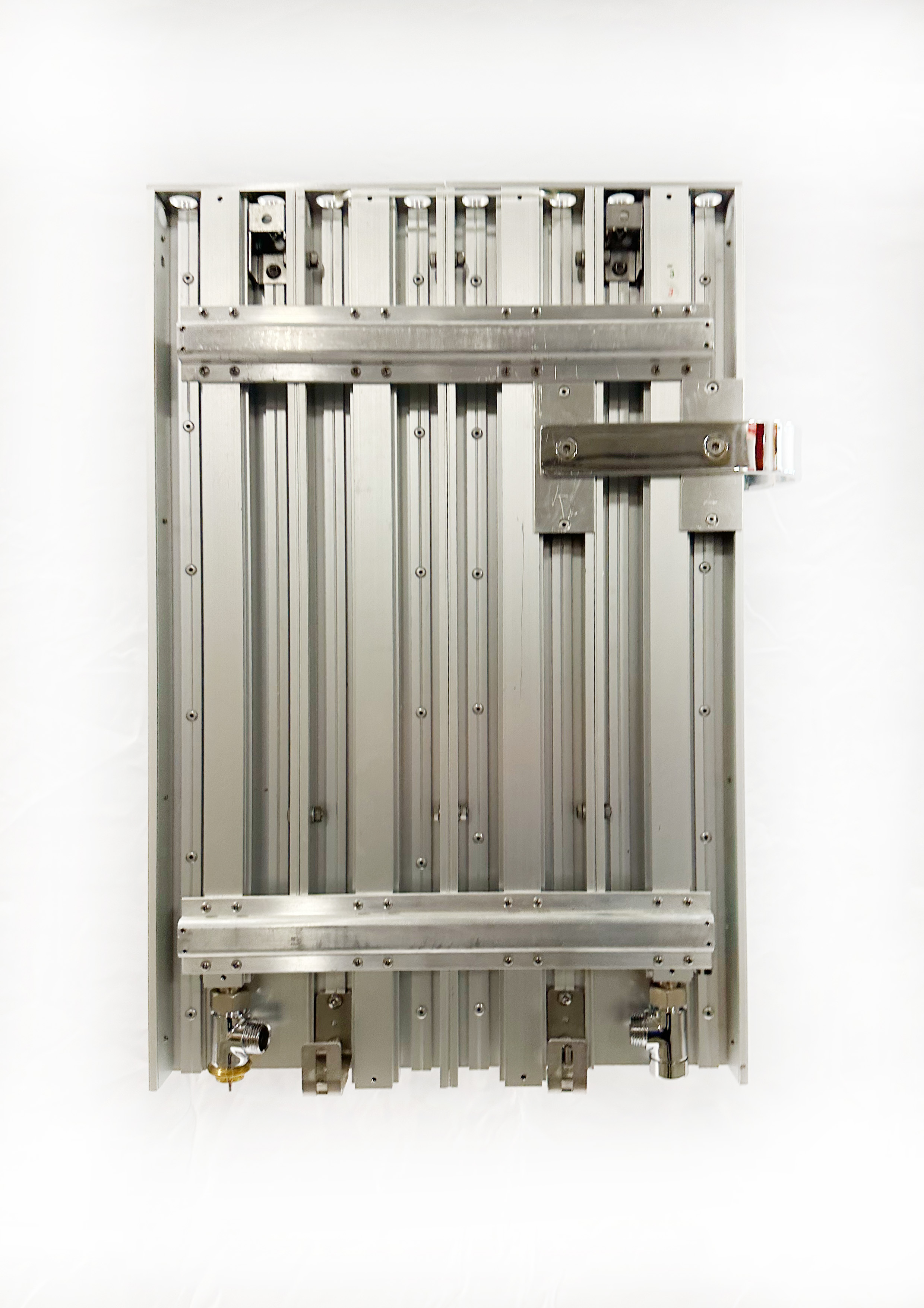 Designový radiátor CORTINIX VERTICAL 400 x 600 x 90mm vč. madla, na zeď, stříbrný design